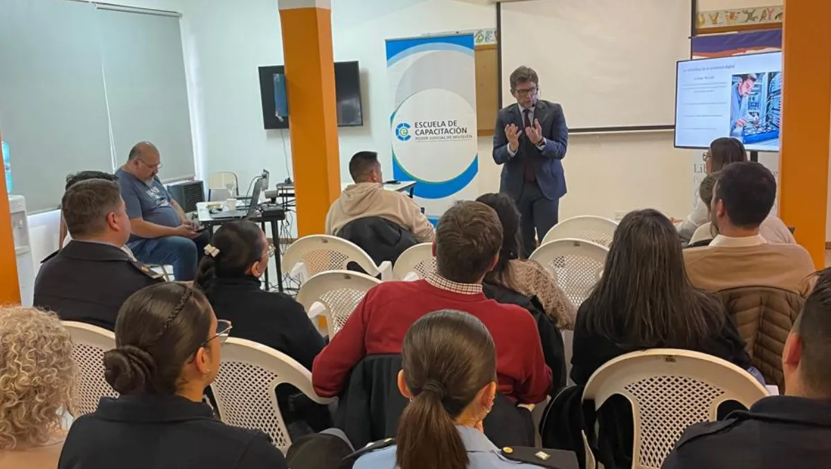 Charla Desafíos de las investigaciones en el ciberespacio - Universidad Austral SMA Nov 2025 (3)