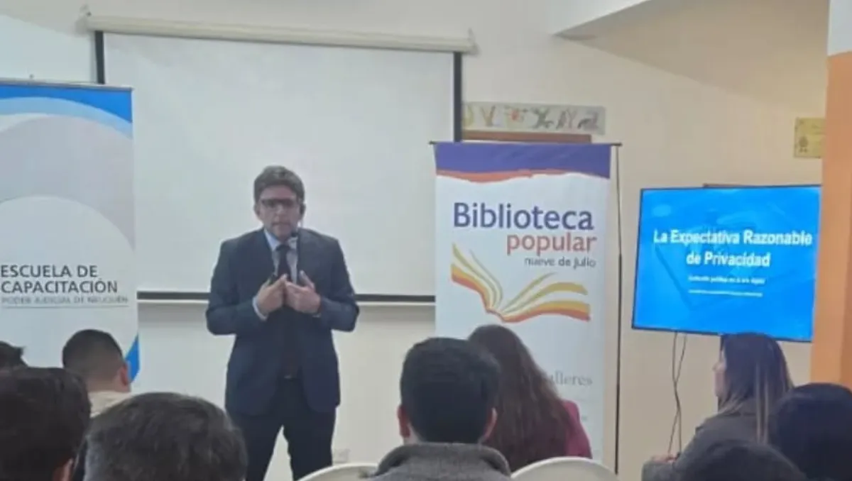 Charla Desafíos de las investigaciones en el ciberespacio - Universidad Austral SMA Nov 2025 (1)